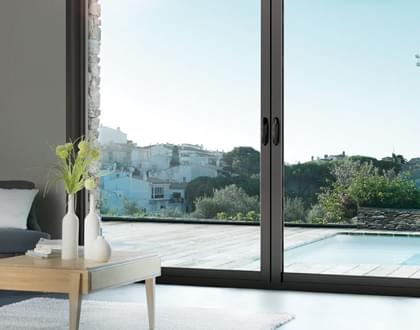 Partenaire Arcades et baies, pose de fenêtre alu, porte fenêtre alu, fenêtre alu triple vitrage, fenêtre alu avec volet roulant, fenêtre sur mesure